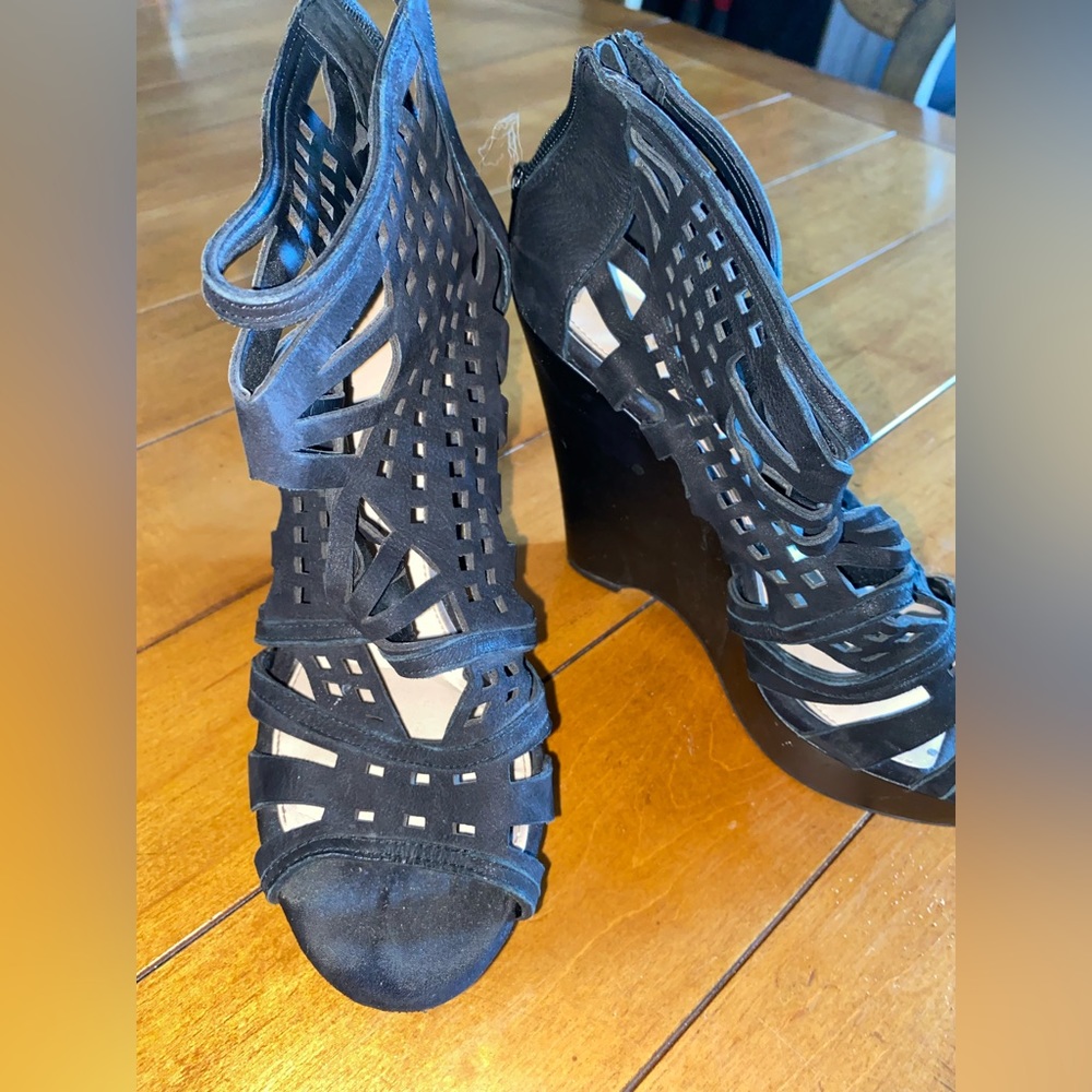 Cut out platform black wedges. Easy to walk in. Comfy.